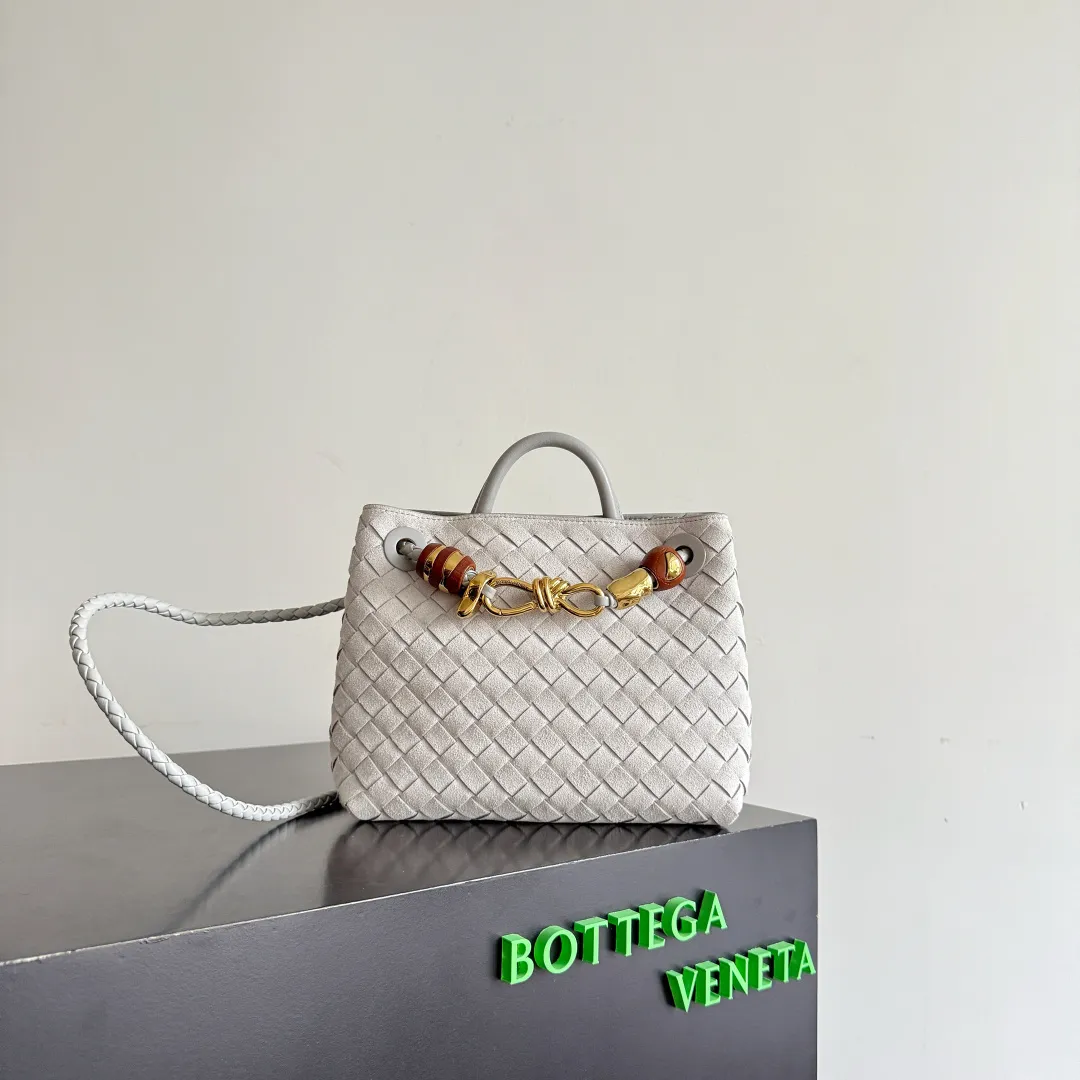 The new Andiamo batch of 3060 BV is shipped‼ ️The classic intercciato weaving process is used to create a soft bag, the metal knot is made of micro-cast aluminum using jewelry technology🪢, and the decorative beads are made of metal and hand-polished oak, allowing you to jump repeatedly between elegance and fun💃, making it unpredictable. Classic and versatile, it shows off your temperament, and the bag has a large capacity, making it very convenient for daily commuting! It has a variety of carrying methods, the shoulder straps can be adjusted by yourself, the original lambskin feels soft and delicate, and the unisex style breaks gender boundaries and brings a more practical and long-lasting use experience. The Andiamo, which has both elegant and casual styles, perfectly interprets the "fashionable old money style". Style number: 743568+wood hardware Color: suede silver gray Size: 25*22*10.5cm